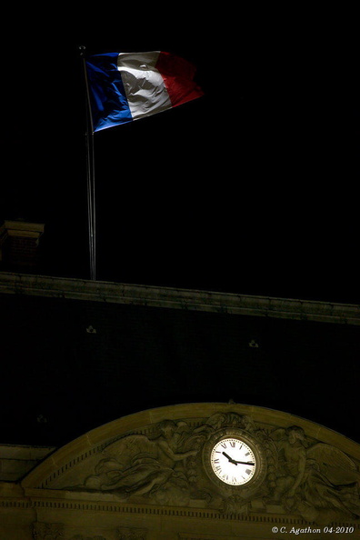 Drapeau et horloge au Palais Royal