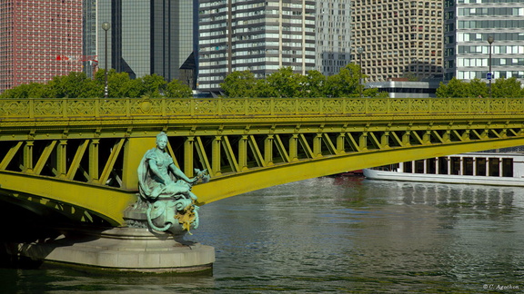Statue du pont Mirabeau