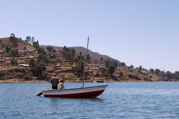 Couple de pêcheurs sur le lac Titicaca